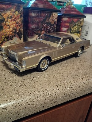 Model Car Group 1/18  MCG Lincoln Continental Mark V 1977 Gorgeous Gold 