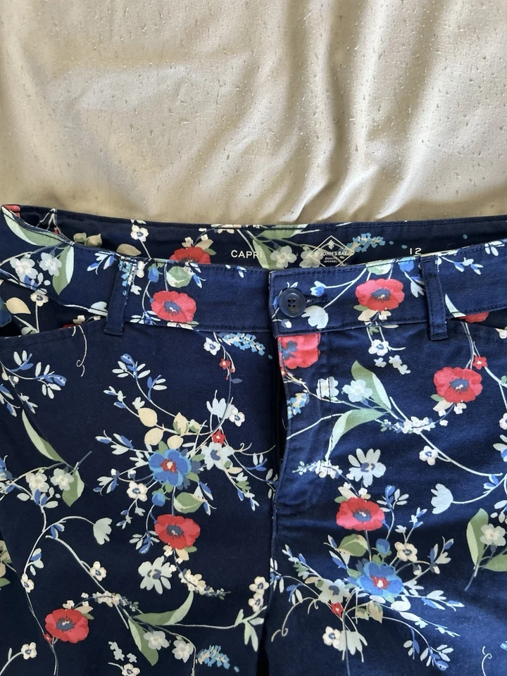 Pantalones elásticos capri florales azul oscuro talla 12 St. Johns Bay para mujer en muy buen estado Foto 3 de 4