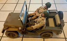 Vintage Hasbro 2002 GI Joe Willys Jeep w' 2 GI Joe Action Figures & accessories