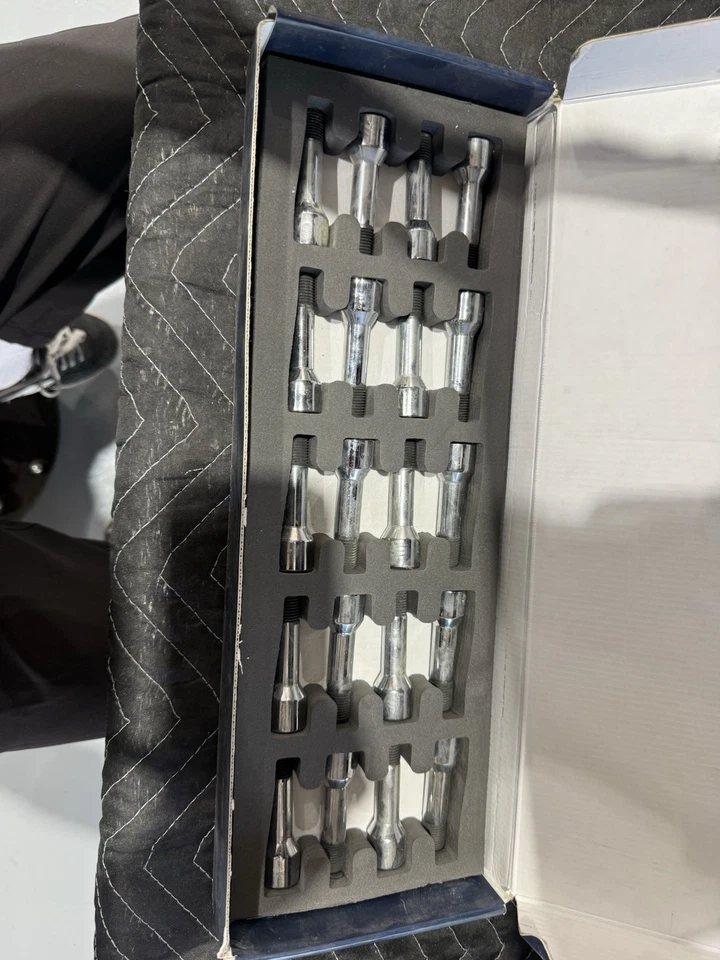 Juego de pernos de seguridad Maserati originales OEM P/N 920002240 Foto 2 de 3