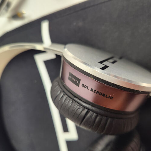 Auriculares Sol Republic Tracks HD con cable en la oreja PROBADOS - Imagen 4 de 12
