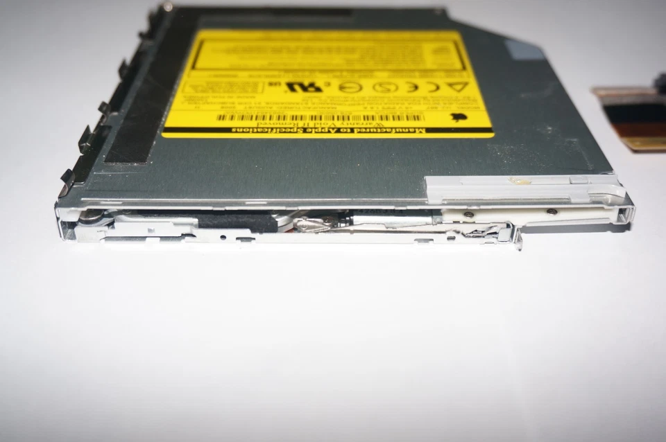 GENUINE APPLE MACBOOK A1181 SUPER DRIVE MODEL: UJ-867 NO FACEPLATE P/N:678-0563C - Image 2 of 4