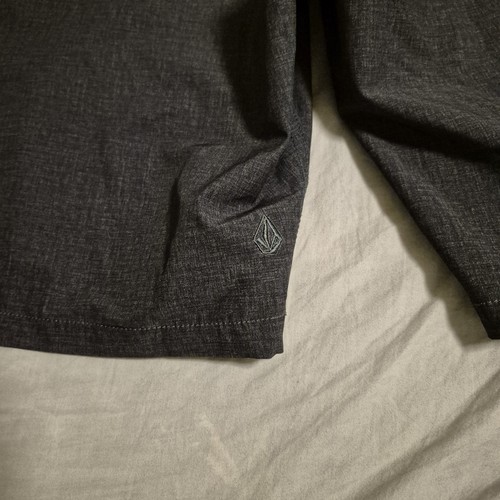 Volcom Black Board Shorts Size 40 - Picture 6 of 9