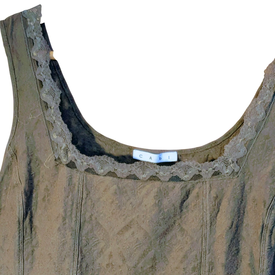 Camiseta sin mangas Cabi verde oliva encaje ribete camisola texturizada clásica profesional... Foto 3 de 4