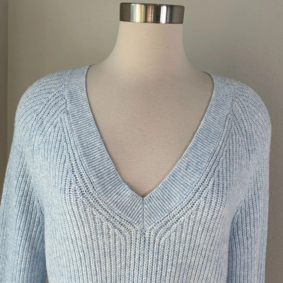 NEW $50 Elizabeth and James Womens Large Light Blue V Neck Sweater Knit Top Foto 2 de 4