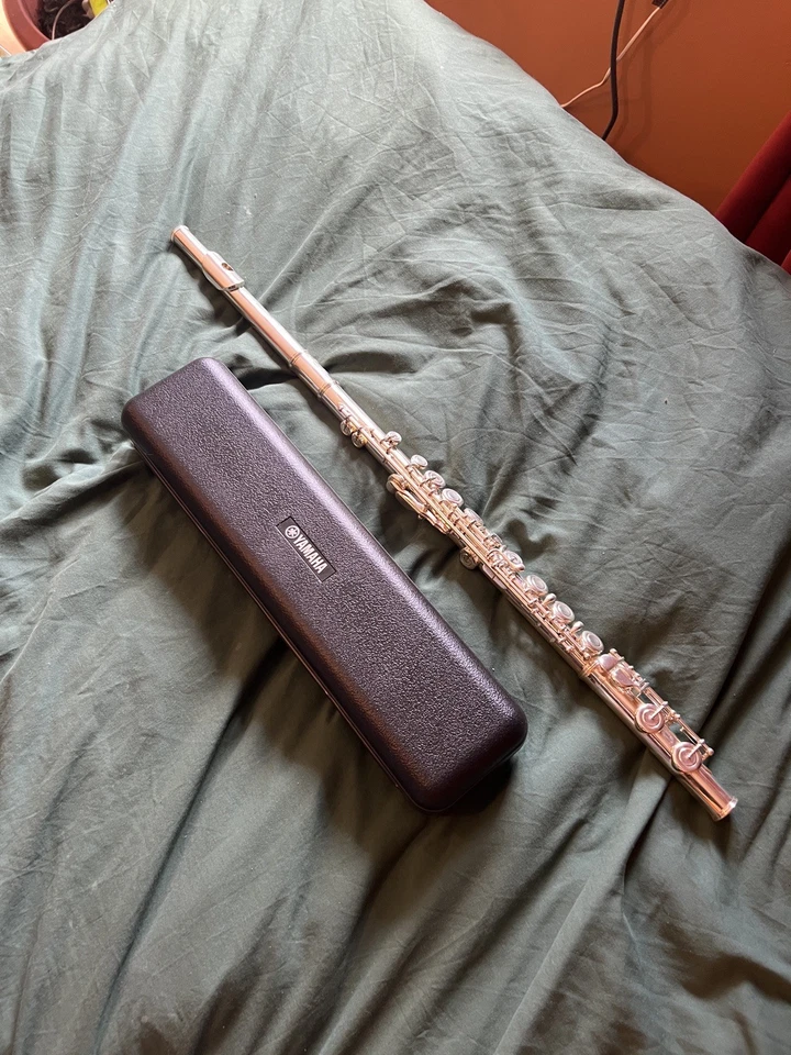 Flauta modelo estudiante Yamaha YFL212 con estuche rígido Foto 3 de 3