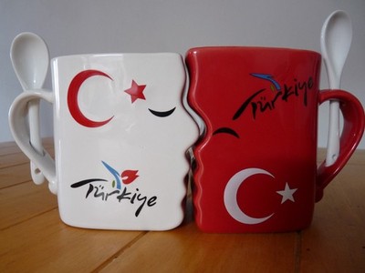 Ineinandergreifende ''küssende'' Tassen aus der Türkei, Turkiye, rot-weiß, Unikat, Löffel