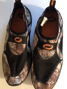 mens water shoes size 10