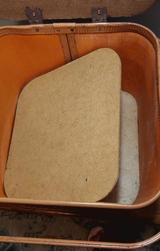 Vintage wood-woven 2 tone Redmon/Red-Man? table top square picnic basket - Picture 10 of 17