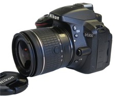 Produktbild - Nikon D5300 DSLR Kamera Kit mit Nikkor AF-P 18-55 VR Objektiv