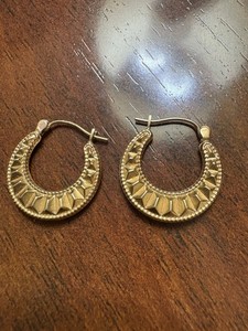 Vtg 10kt Solid Gold 1.25g Designer JJT Diamond Cut Hoop Earrings Marked&tested