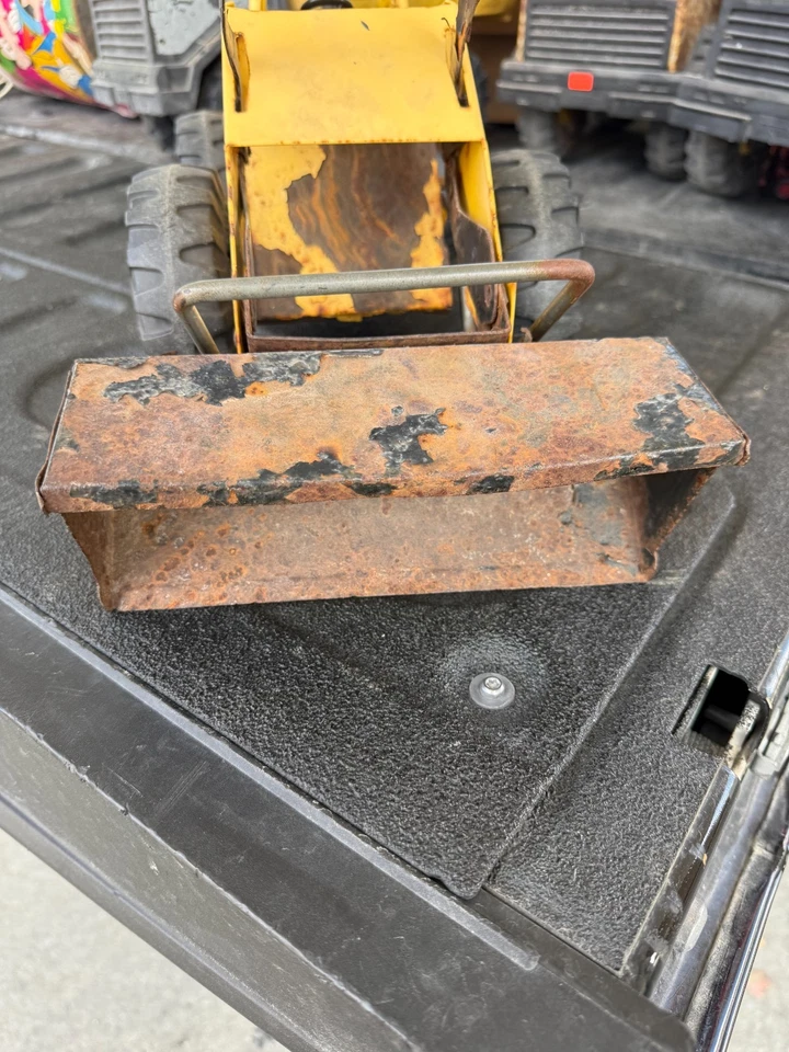 Cargador Tonka Mighty de colección de los años 70 de acero prensado amarillo cargador frontal de juguete Foto 2 de 4