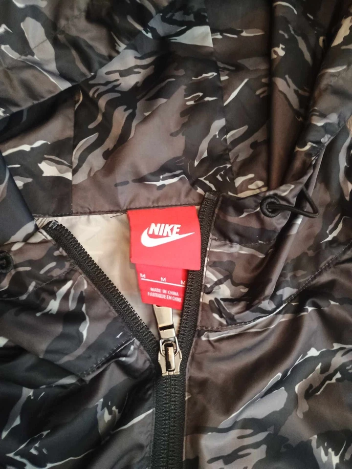 Nike Chaqueta Cortavientos Abrigo Mujer Gris Medio Urbano Camuflaje Cremallera Completa Con Capucha Foto 3 de 4