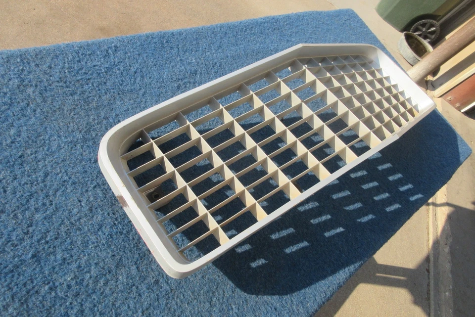 1971 1972 1973 Chevy Vega GRILL GOOD USED ORIGINAL In dry storage for decades Foto 3 de 4