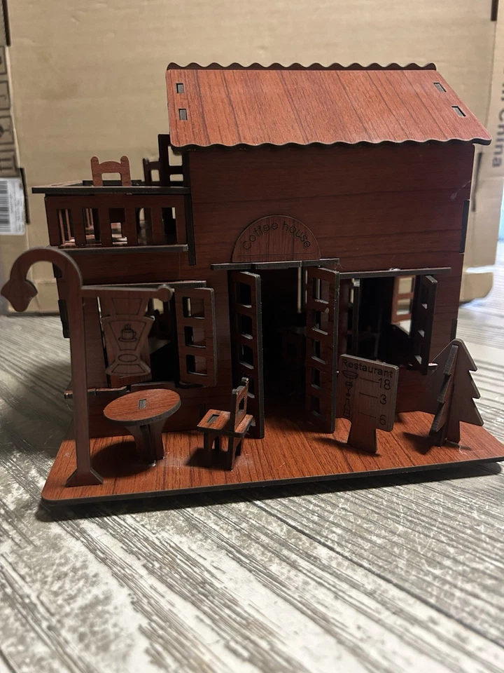 Gebaut aus Modellbausatz, schöner Kaffee, Hausfenster offen hat Stühle, Tische,