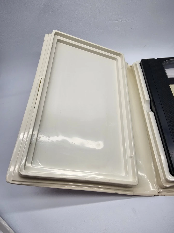 Lady & The Tramp VHS Clamshell Walt Disney Classic Black Diamond  - Image 4 of 4