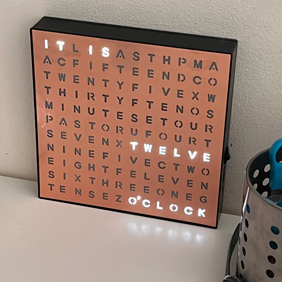 Reloj de escritorio LED Word - 7,8" X 7,8" X 2" - Alimentado por cable USB - Un artículo de regalo único Foto 4 de 4