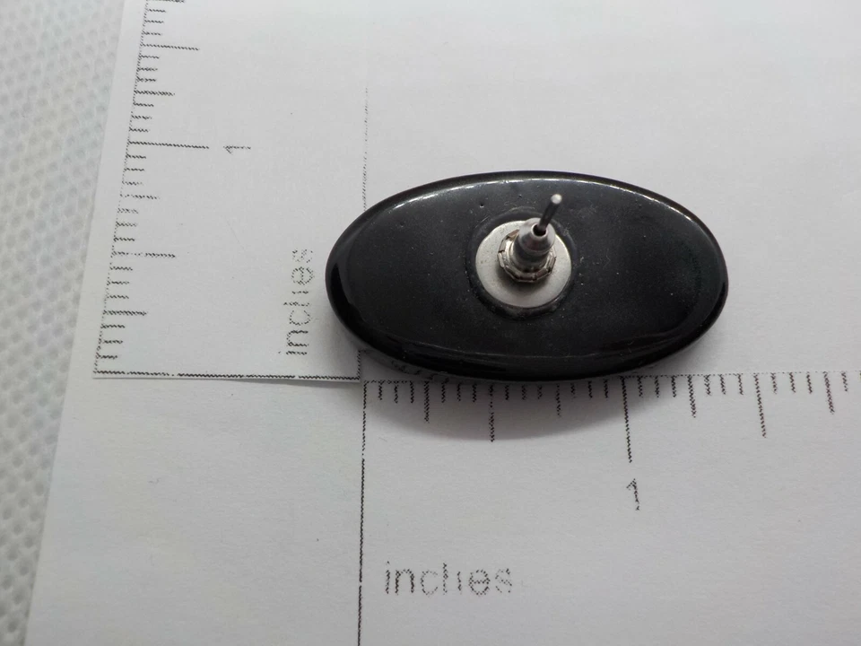 80-е ГЛЯНЦЕВЫЕ ЧЕРНЫЕ СЕРЬГИ ТЕКСТУРИРОВАННЫЕ ПЛАСТИКОВЫЕ ОВАЛЬНЫЕ ПОЧКИ МОДНЫЕ ЮВЕЛИРНЫЕ ИЗДЕЛИЯ ГВОЗДИКИ Б/У В ОТЛИЧНОМ СОСТОЯНИИ - Изображение 2 из 3