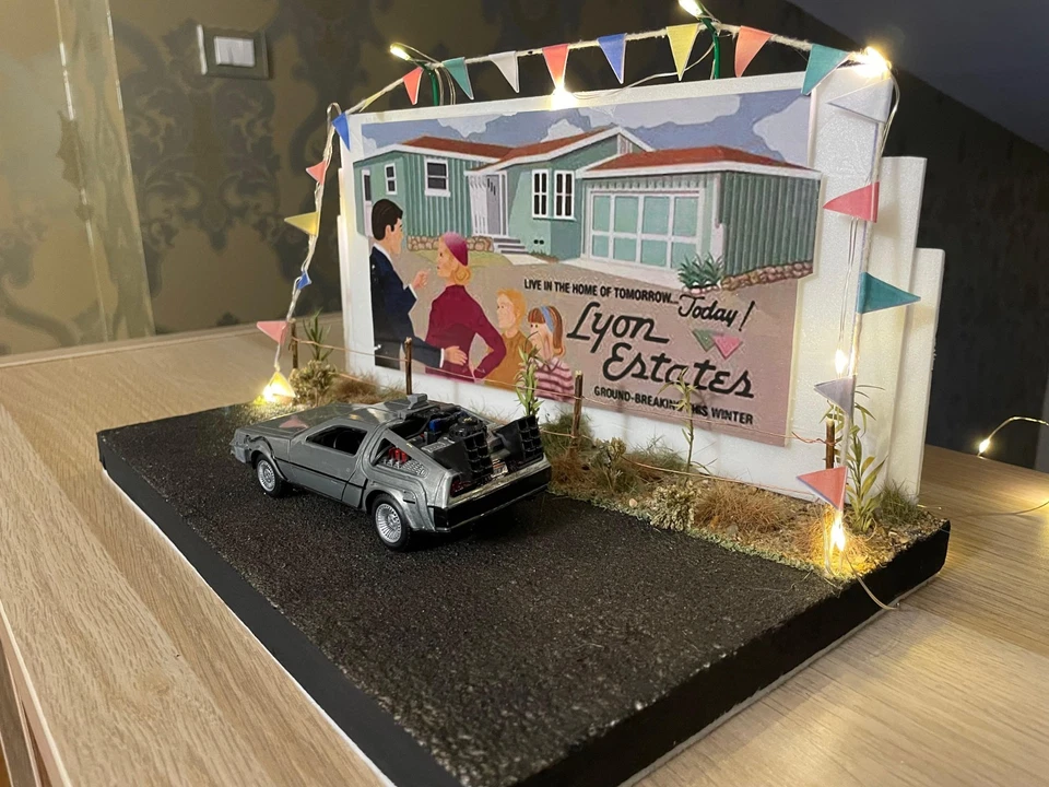 Diorama Ritorno Al Futuro Scala 1:32 Auto Inclusa - Immagine 4 di 4