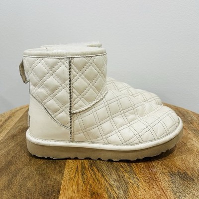 UGG Classic Mini II Quilted Pull On Boots White Youth Size 6 S/N 1121214 Big Kid