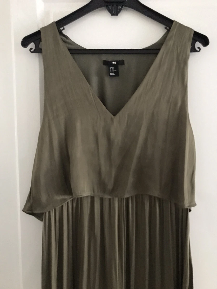 Robe longue Fluide satin e effet cape encolure V vert kaki H M 40
