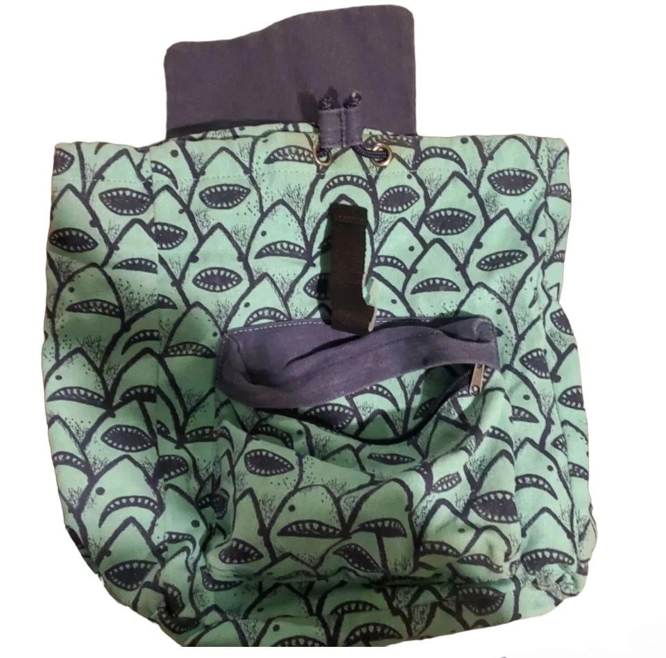 Bolso Target Cat & Jack Tiburón Lona Cordón Azul y Verde. Foto 2 de 4