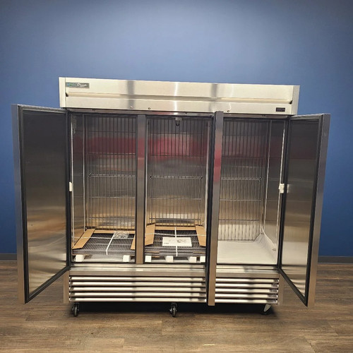 True TS-72F-HC 78" 3 Door Reach-In Freezer (Scratch & Dent 4724) - Picture 3 of 6