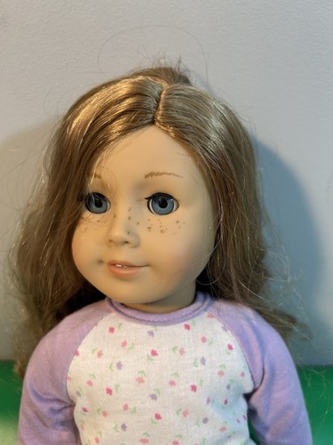 American Girl Puppe mit blonden Haaren, Sommersprossen und blauen Augen, AG Kleidung - Bild 4 von 7