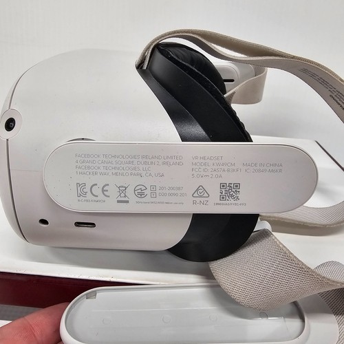 Meta Quest 2 128GB White Virtual Reality Headset Controllers Pleather Face Rest - Picture 15 of 18
