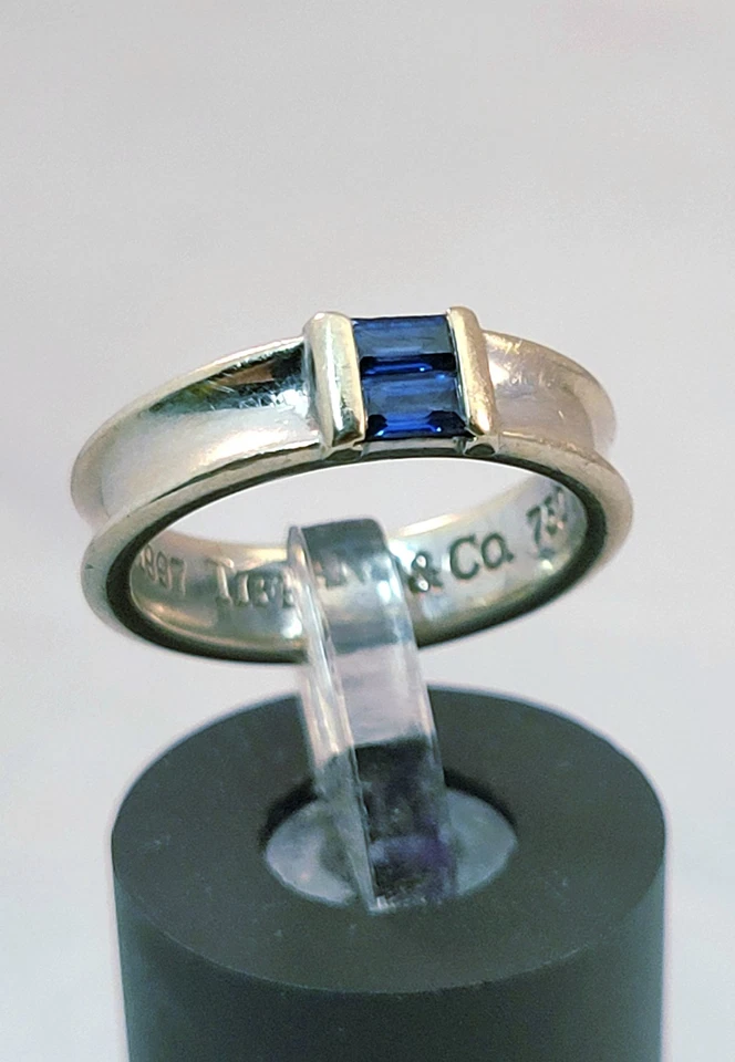 Anillo Tiffany & Co Oro Blanco 18k Doble Zafiro Apilable Banda 1997 Talla 4.5, 8gr. Foto 4 de 4