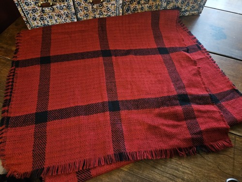 HERMOSA BUFANDA VINTAGE A CUADROS ROJA Y NEGRA AUTÉNTICA MUJER INVIERNO - Imagen 2 de 3