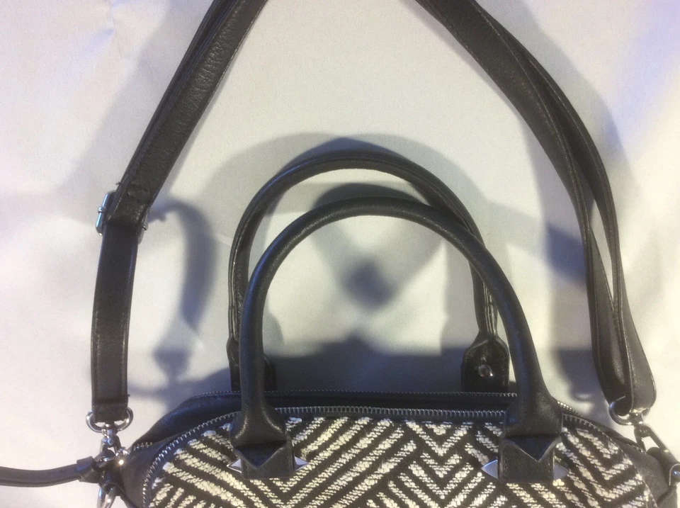 Cartera Rayos Violetas Blanco y Negro Foto 3 de 4