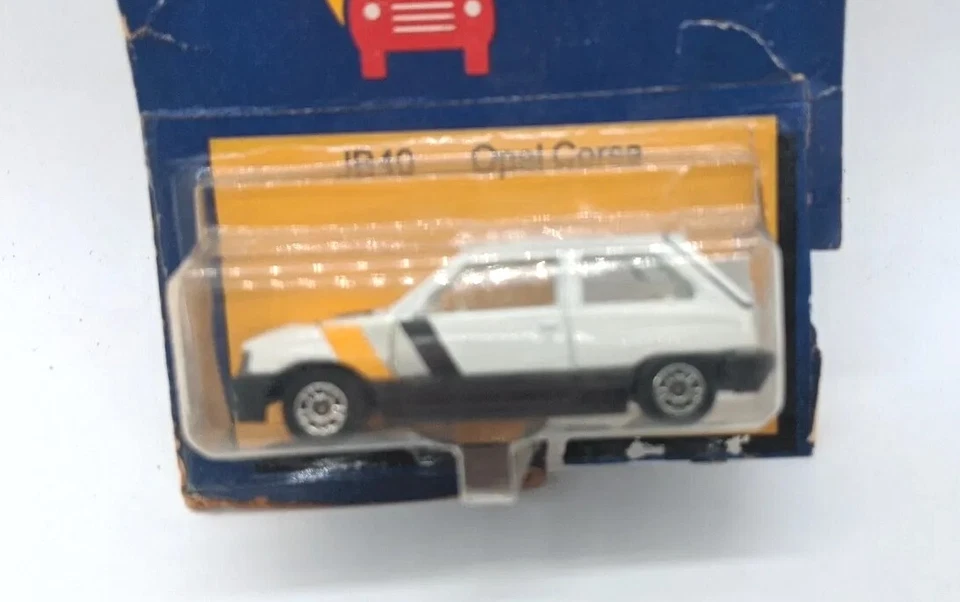DE COLECCIÓN 1984 CORGI JB40 OPEL CORSA BLANCO Y NEGRO Foto 2 de 4