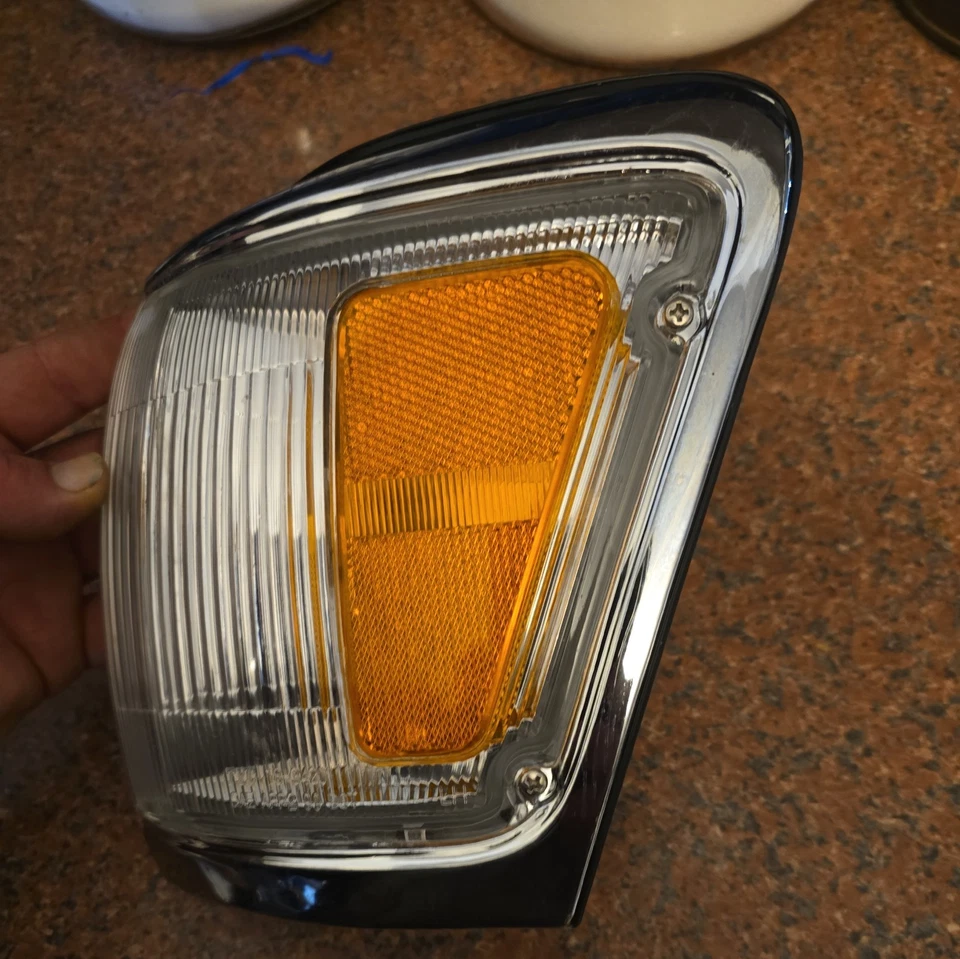 For 1992-1995 Toyota 4Runner Fender Side Corner Parking Light Lamp LH Left Hand - Image 3 of 4