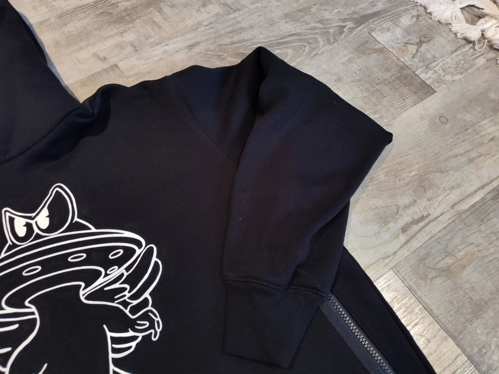 Felpa nera con cappuccio GU x Undercover Alien usata in ottime condizioni taglia media rara VHTF