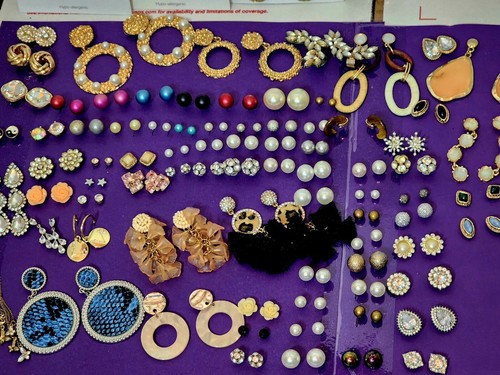 Lot Of 122 Pairs Of Costume Jewelry Earrings - Picture 3 of 10