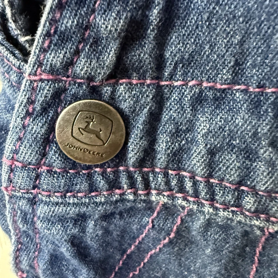 Mono vaquero azul bebé niña John Deere con costuras rosas y patas de botón 9/12 m Foto 4 de 4