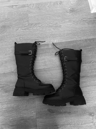 Schwarze Plateaustiefel mit Schnürung – Grunge / Gothic / Biker Style - Bild 2 von 3