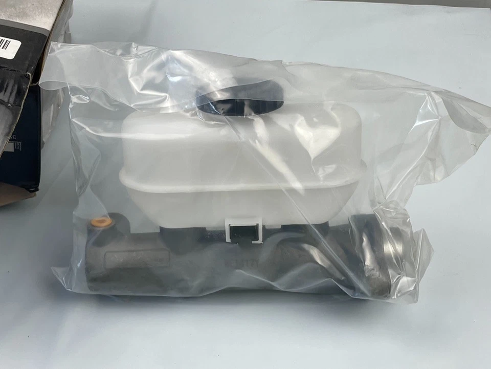 Cilindro maestro de freno Carquest 13-2690 NUEVO; para modelos CON CRUCERO, diámetro 1,125" Foto 3 de 4