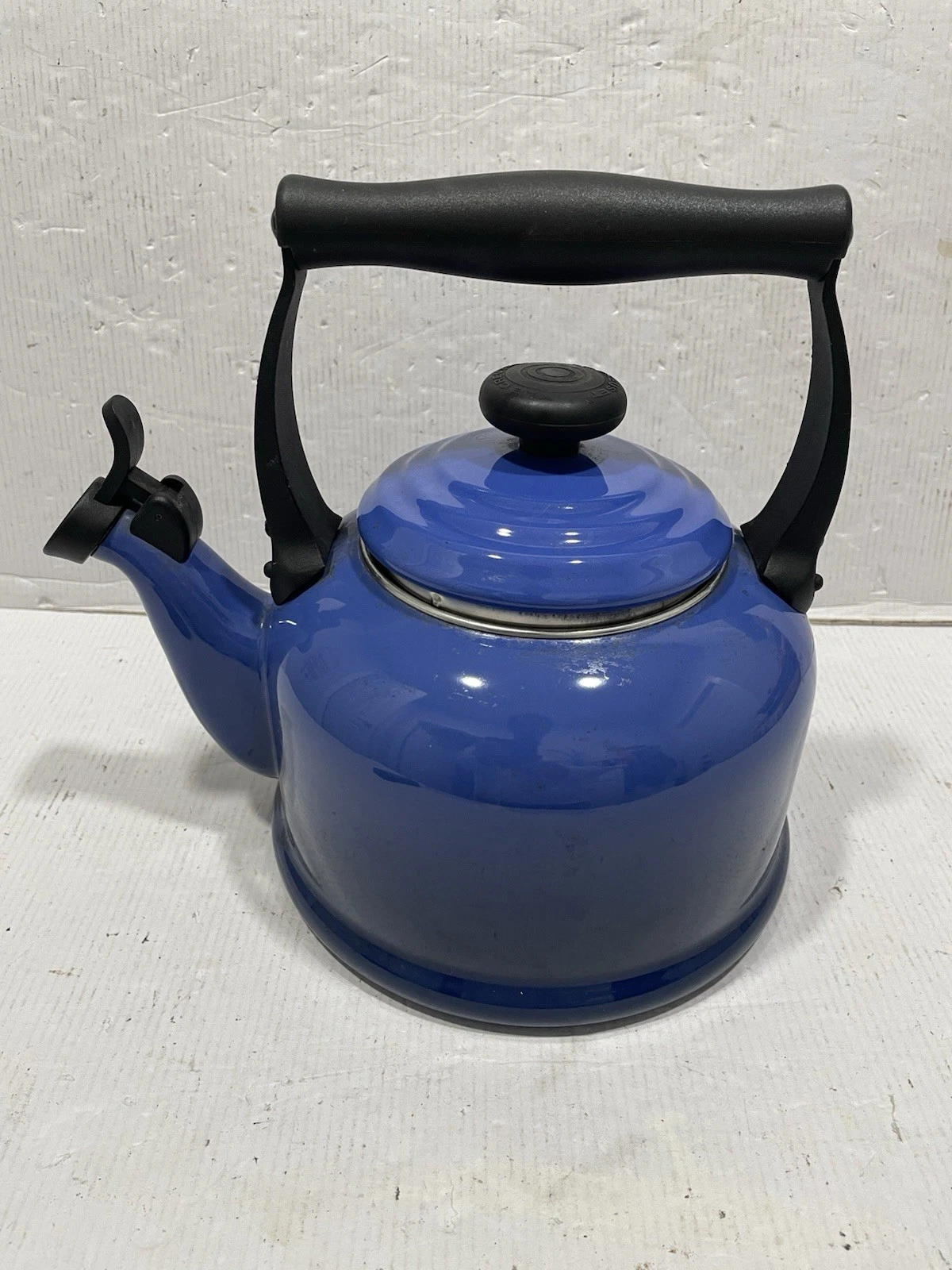 LE CREUSET Whistling Kettle 2.2 QT ~Blue~Smoke & Pet Free~