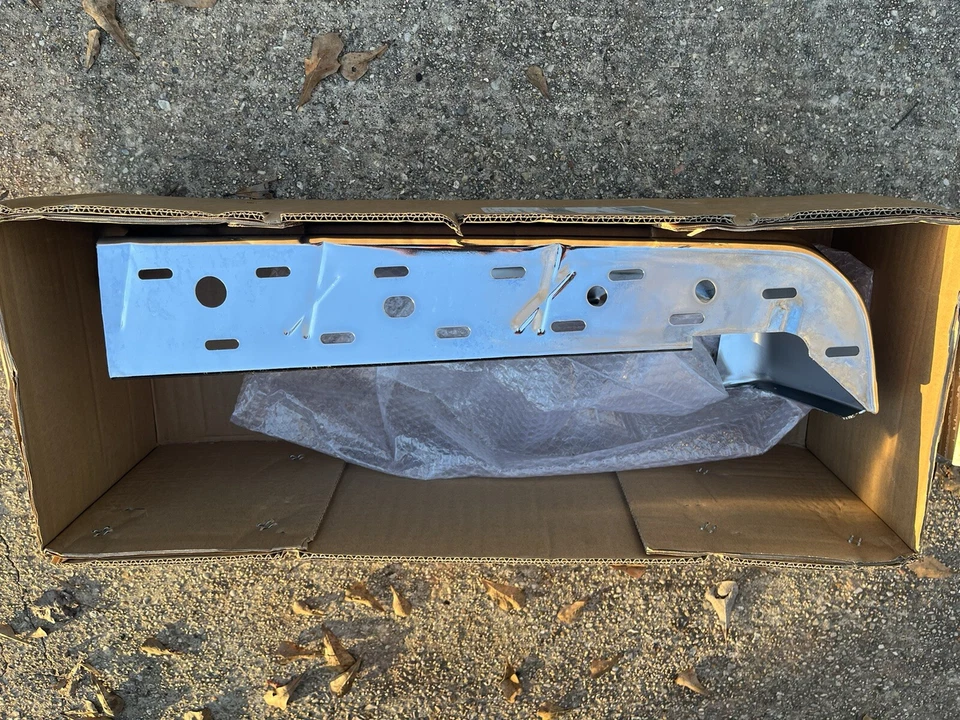 2015-2020 Ford 150 driver/extremidade do para-choque traseiro esquerdo (cromo) com furo do sensor. - Imagem 3 de 4