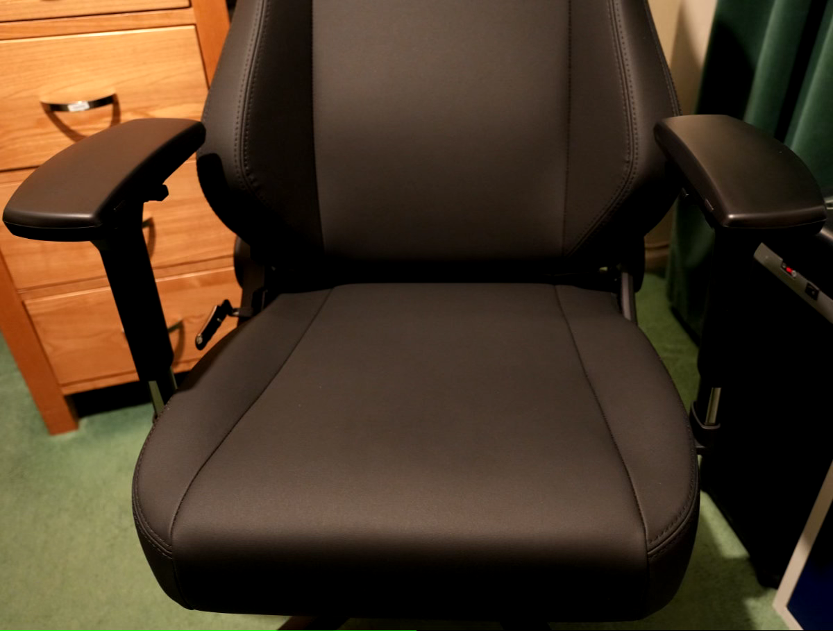 NOBLE CHAIRS HERO Gaming Chair Mint Condition Plus Leather Footrest