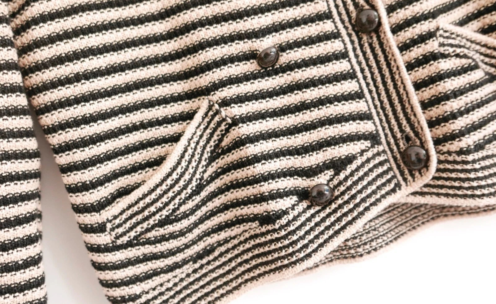 Giacca boxy Chanel Resort 2015 misto carta cotone a righe in maglia con bottoni glitter