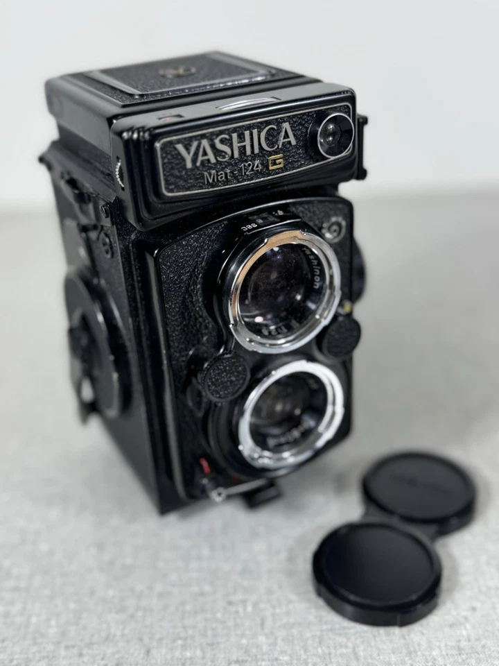 Cámara fotográfica de formato medio Yashica Mat negra 124G TLR Foto 2 de 4