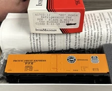 Intermountain Railway HO Kit #41703-11 Refrigerator Car PFE Black & White #42628