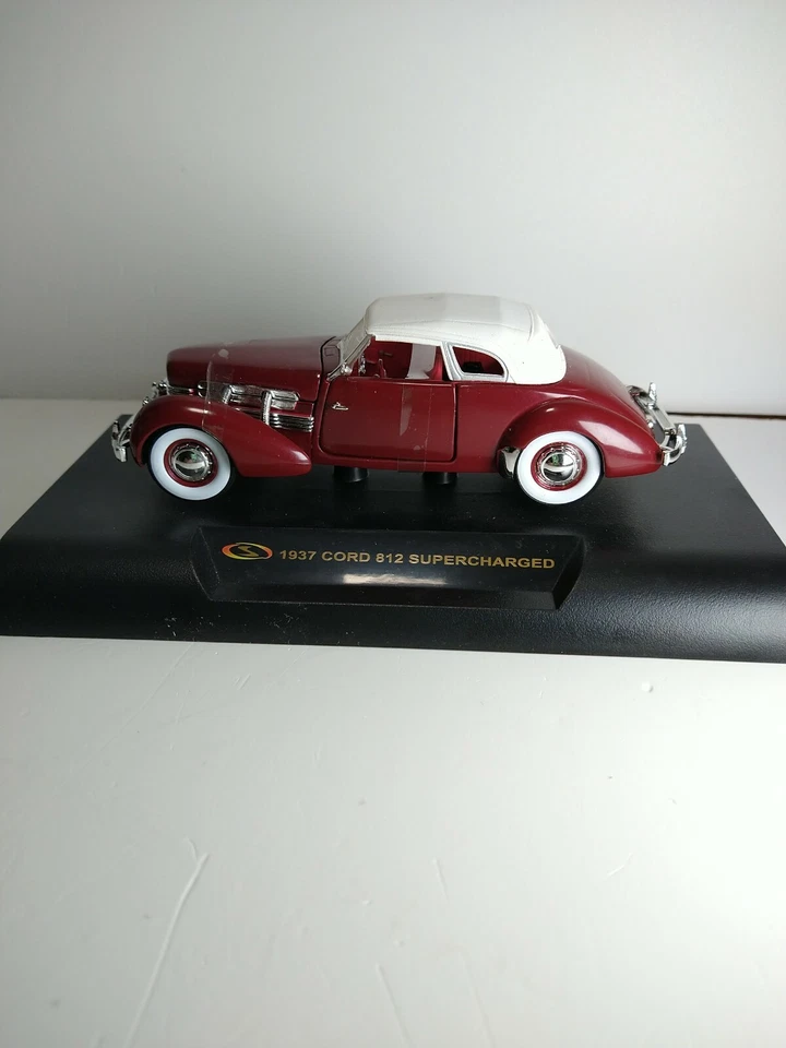 1937 Cord 812 Supercharged Burgundy 1/32 Diecast Car Signature Models #32312 - Image 4 of 4