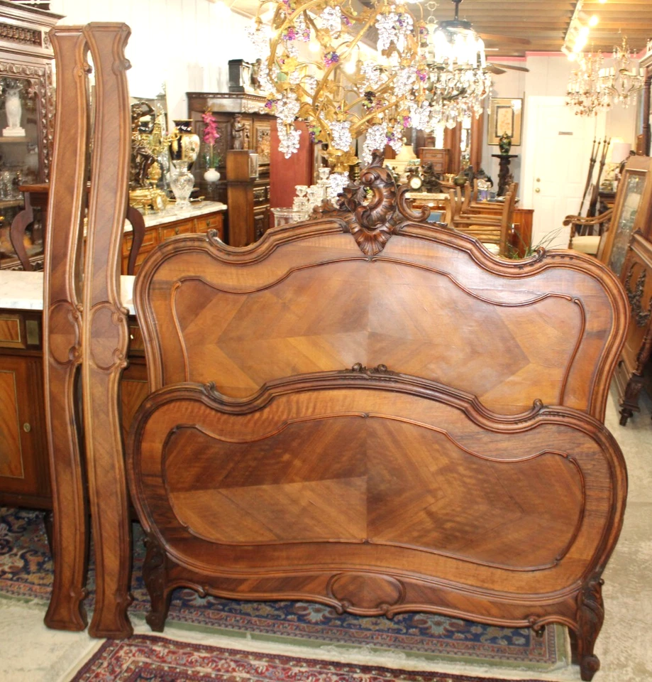 Cama y mesita de noche francesa antigua tallada de nogal Luis XV tamaño completo Foto 3 de 4