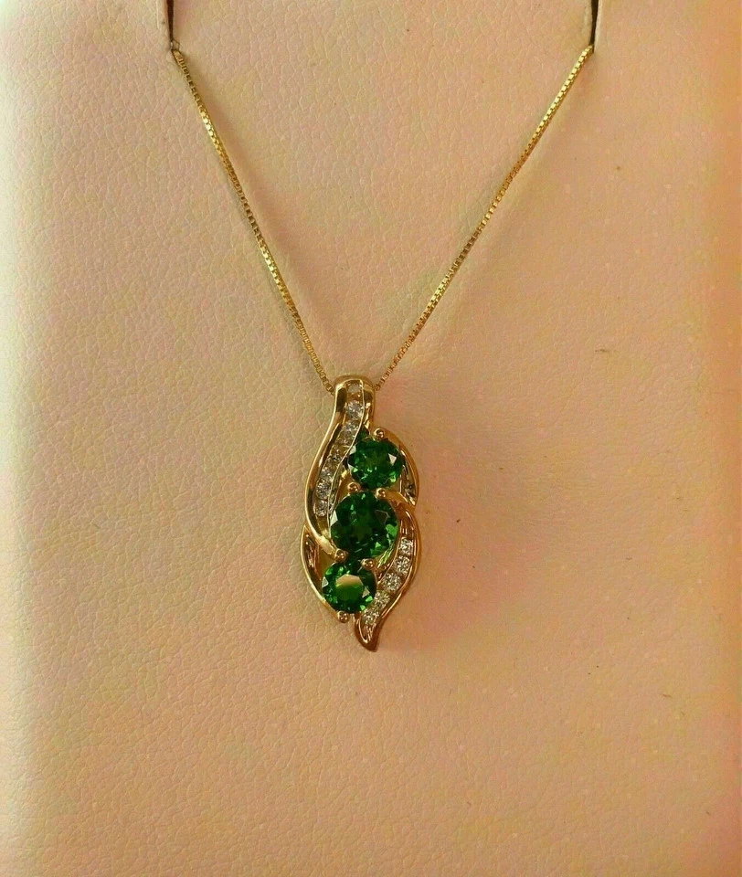 Colgante redondo de diamantes y esmeraldas creado en laboratorio de 2,20 quilates con cadena de oro amarillo de 14 quilates Foto 4 de 4