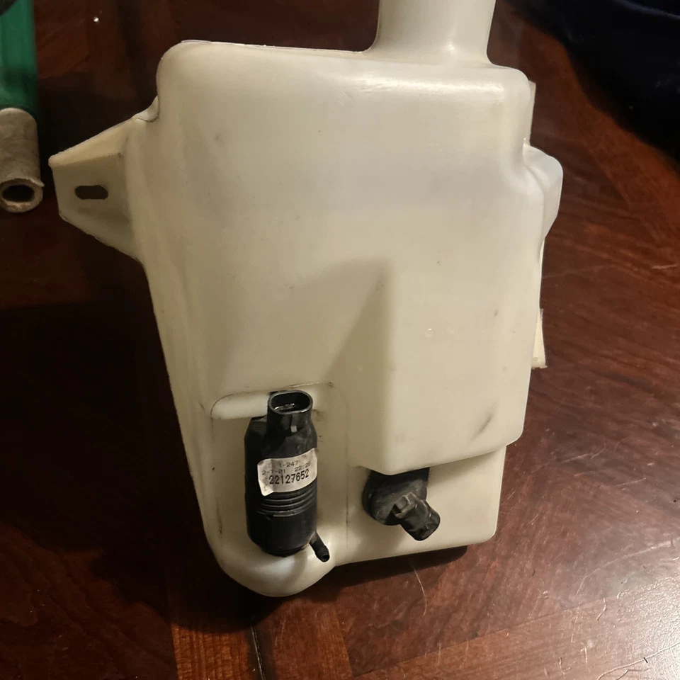 Oldsmobile Aurora, Buick Lesabre 2000-2005 depósito de líquido de lavadora con motor.  Foto 4 de 4