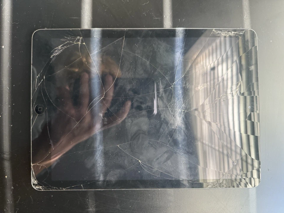 PANTALLA AGRIETADA Tablet Apple iPad Air Wi-Fi 32GB Negra Foto 4 de 4
